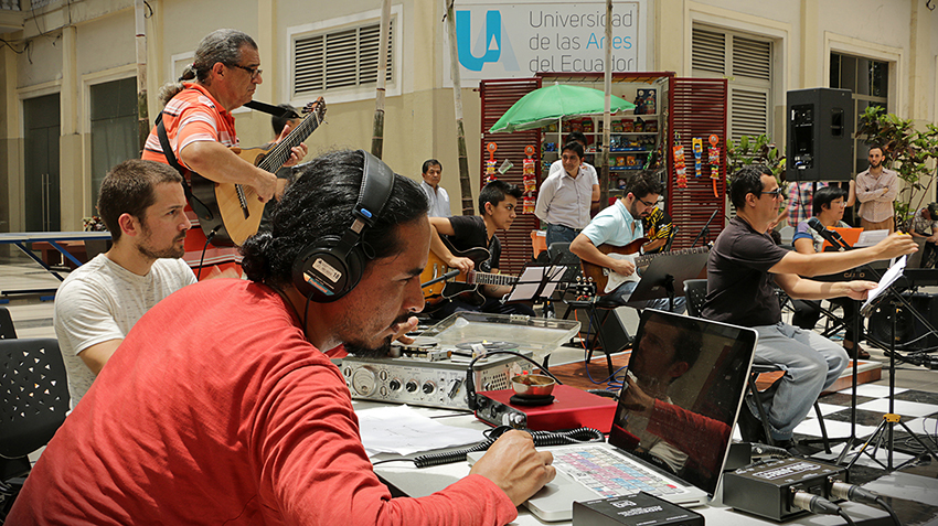 Docentes
interpretando Theatre Piece, IV Concierto de Docentes de la Escuela de Artes
Sonoras de la Universidad 

de las
Artes, Guayaquil.