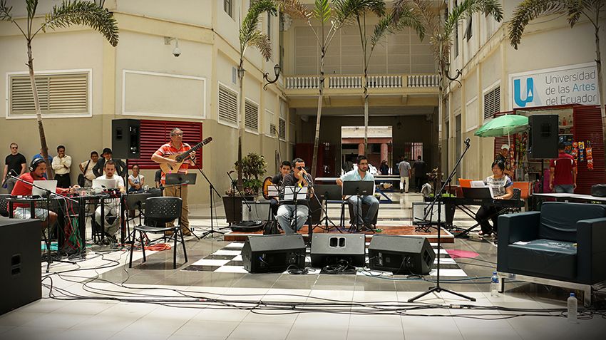 Docentes
interpretando Theatre Piece, IV Concierto de Docentes de la Escuela de Artes
Sonoras de la Universidad de las Artes, Guayaquil.