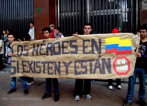Pancarta del Paro Nacional Universitario en Colombia de 2011, que se
reapropia del eslogan de la propaganda del Ejército Nacional.