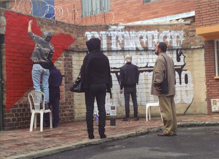 Mural Piénsese sin miedo realizado por CRUDO en colaboración con el
proyecto, 2014