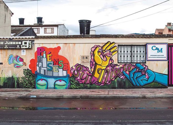 Mural Piénsese sin miedo realizado por “Lawife”
(Marianela Leguizamon) junto con “Cosmo”
en colaboración con el proyecto, 2014