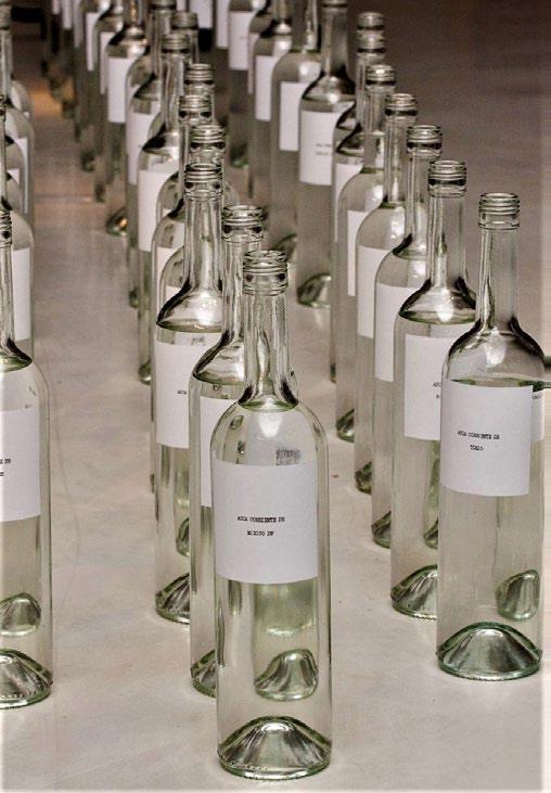 Juan Pablo Renzi, Agua de todas partes del mundo. 1967, reconstrucción en 2009, 49 botellas con agua y etiquetas.