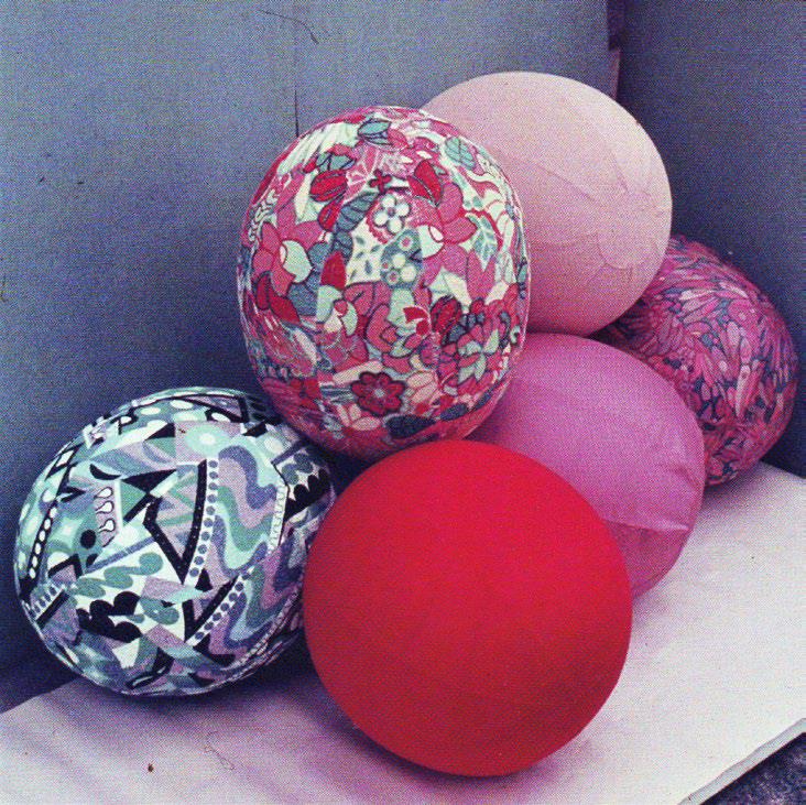 Osvaldo Boglione, Ocho pelotas de playa con texturas táctiles. 1967-1968, objetos inflados y forrados en género.