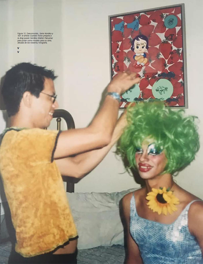 Desconocido, Serie Nordika y Turi: el artista Gustavo Turizo prepara a la drag queen Nordika (Walter Pabuena) para posar como modelo para su obra, década de los noventa, fotografía.