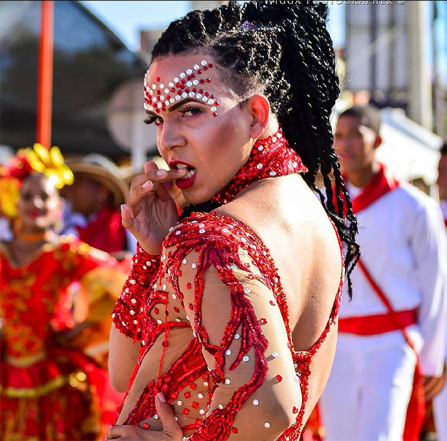 Nigga Photographer (José David Polo), Shorell: la drag queen Shorell (Darwin Villa) participando en el Carnaval de la Calle 84, 2013, fotografía.