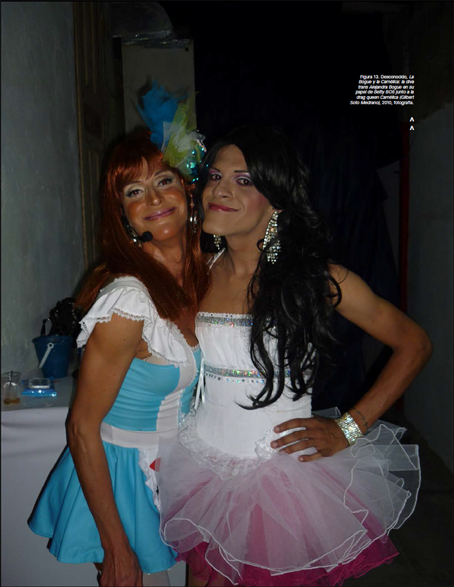 Desconocido, La Bogue y la Camélica: la diva trans Alejandra Bogue en su papel de Betty BO5 junto a la drag queen Cam élica (Gilbert Soto Medrano), 2010, fotografía.