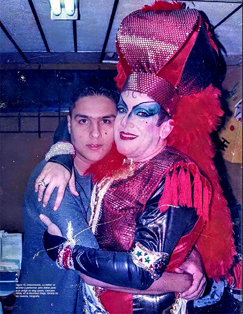 Desconocido, La Better: el escritor y performer John Better junto a un amigo en drag queen, Giancarlo Vitola, en la discoteca Stage, década de los noventa, fotografía.