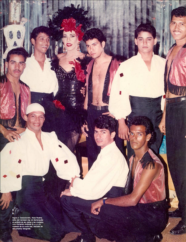Desconocido, Rosa Paulina, reina del Carnaval Gay de Barranquilla: el estilista de las reinas y las modelos, Lino Fernando Andrade (q. e. p. d.), rodeado de su corte real, décadas de los ochenta, fotografía.