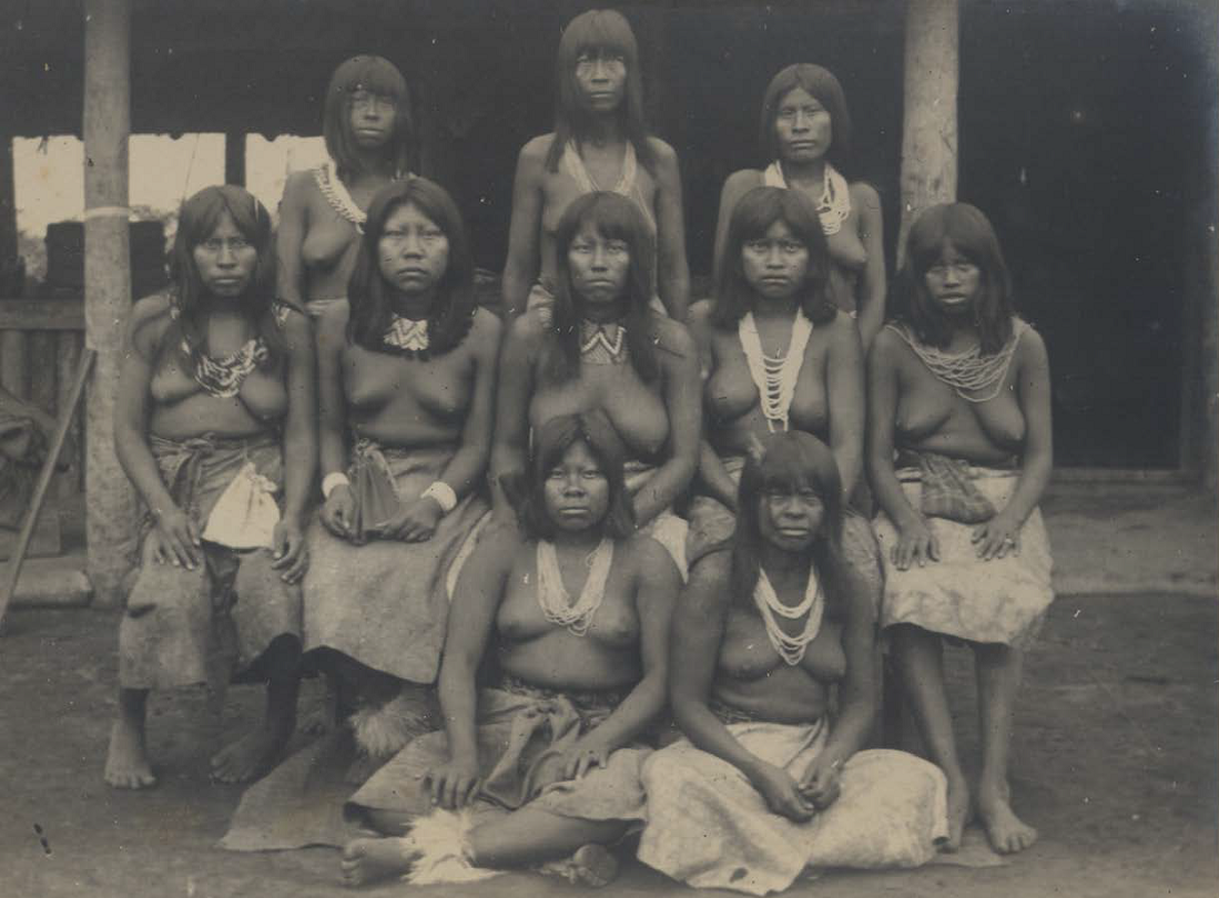 “Mujeres indígenas con su vestimenta nativa”. 1906. Colección Mateo Goretti. Fotografía en álbum.
