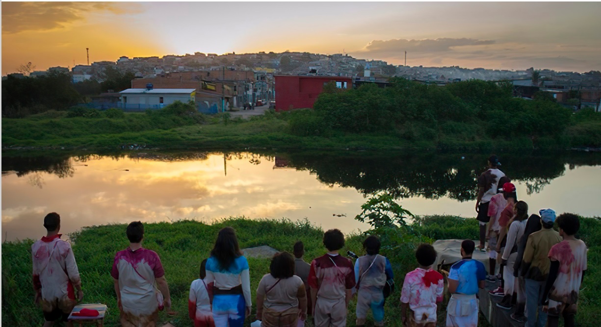  Cena Final do espetáculo A cidade dos rios invisíveis. 