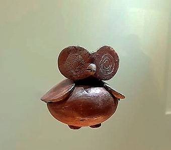 Silbato periodo llama,
representación de mosca, región del Calima, cerámica, 1600 a. C.-100 

d.
C., Museo del Oro del Banco de la
República