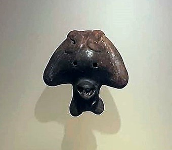 Silbato periodo llama,
representación de murciélago, región
del Calima, cerámica, 1600 a. C.-100 d. C., Museo del Oro del Banco de la República