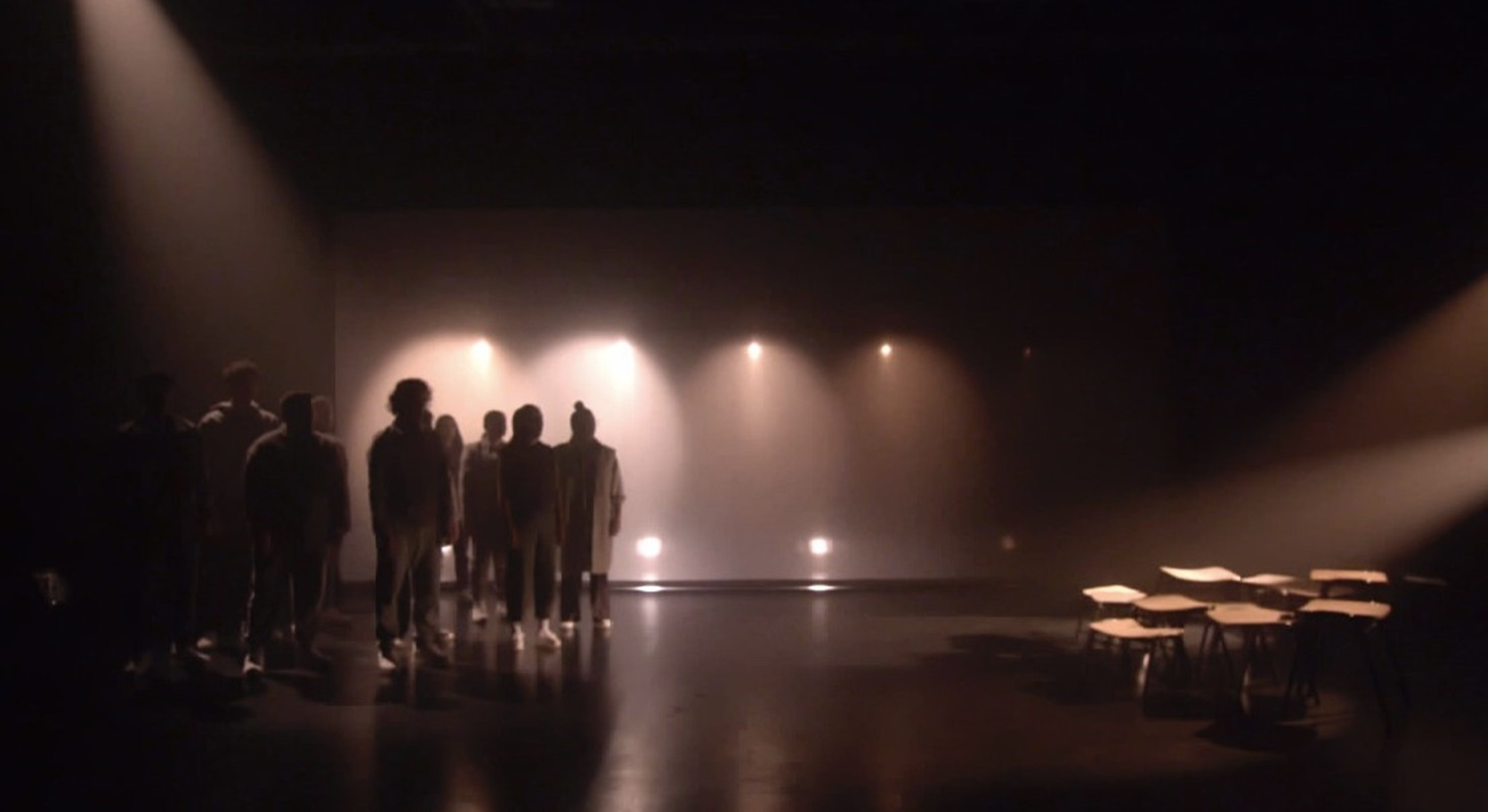 Coro de siluetas apareciendo entre las sombras. Recorte de imagen video de En coro te hablamos porque nadie puede hablar ya por
sí mismo