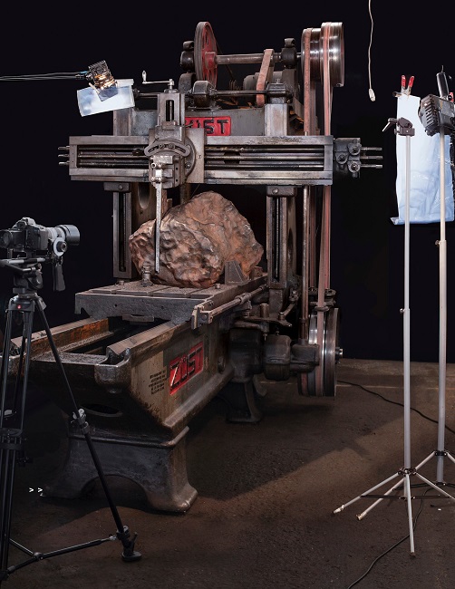 Fotografía de la réplica en hierro en proceso de corte. Proyecto Pequeño Museo
del Aerolito de Santa Rosa de Viterbo de María Elvira Escallón (2015) 