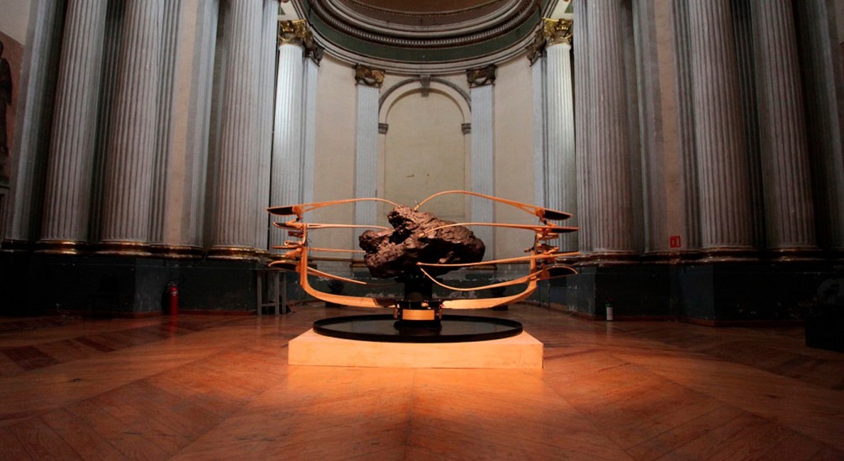 Fotografía de la instalación del meteorito La Concepación
con el dispositivo de lectura magnética en el Museo Ex Teresa
Arte Actual. 

Sideral de Marcela de Armas y Gilberto Esparza (2016-2020)
