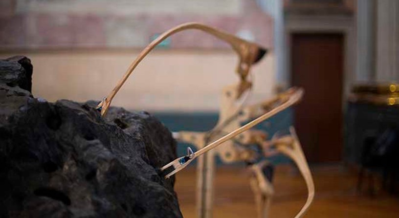 Fotografía con un
detalle del dispositivo interactuando
con el meteorito La Concepción en Sideral de Marcela de Armas y Gilberto Esparza
(2016-2020)