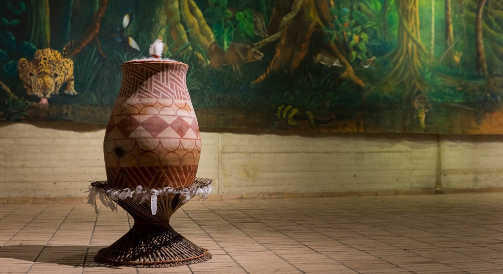 Colectivo Cubay Jëjënava: Judith
Ortiz, Emilia Maya, María Uribe, Diana López, Ingrid López, Cipriano 

López, José López, Tinaja boricacuyavicare jejenacu (2022). Escultura en 

barro y revistero tejido con
plumas blancas, 1,20 m de alto × 0,80 m presentada en el 46 

Salón Nacional de Artistas, Centro Cultural Gabriel García Márquez