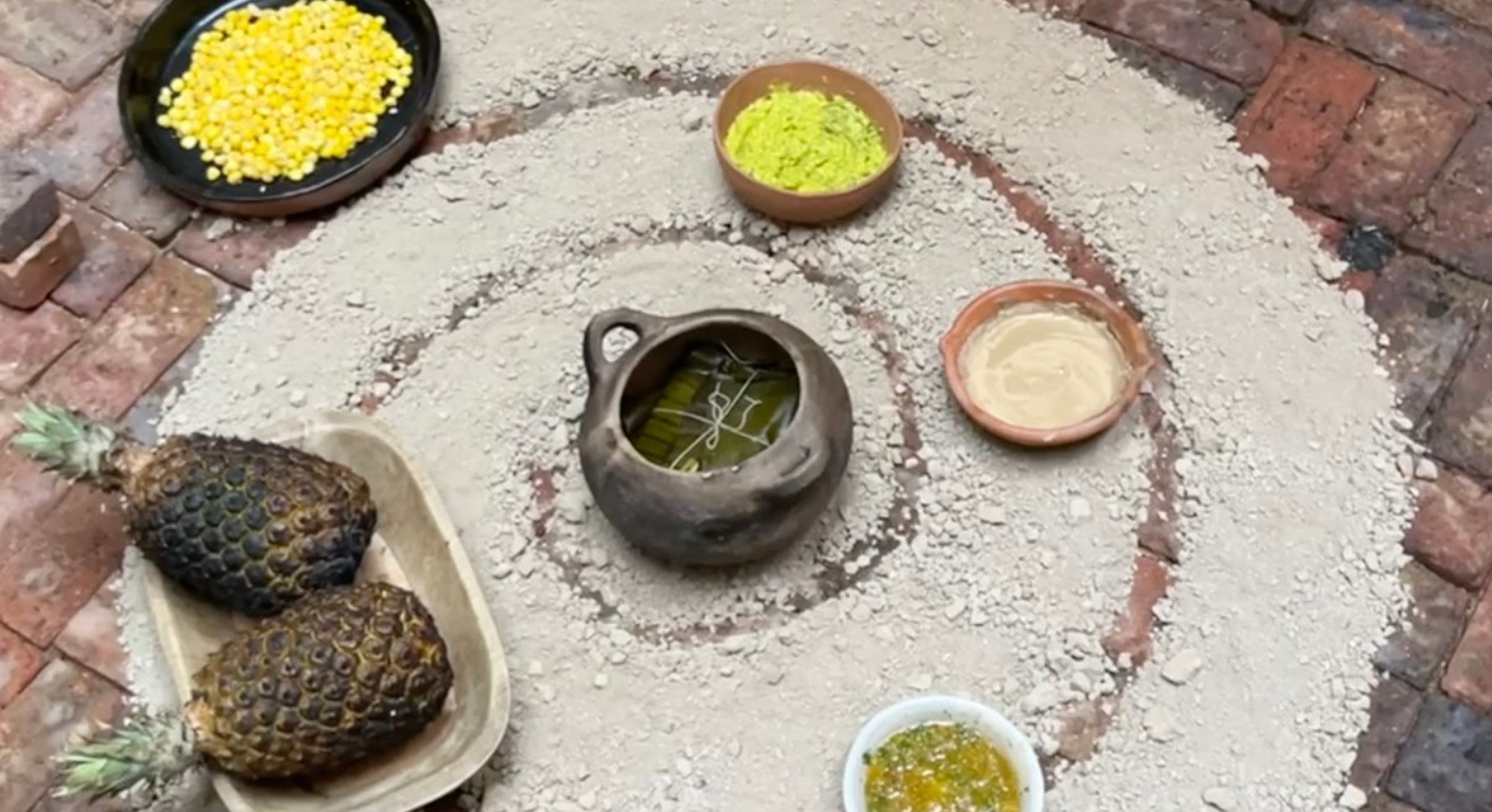 Disposici&oacute;n de los
tamales, las pi&ntilde;as y los aderezos en el patio adoquinado de Espacio Ode&oacute;n,
2024

 