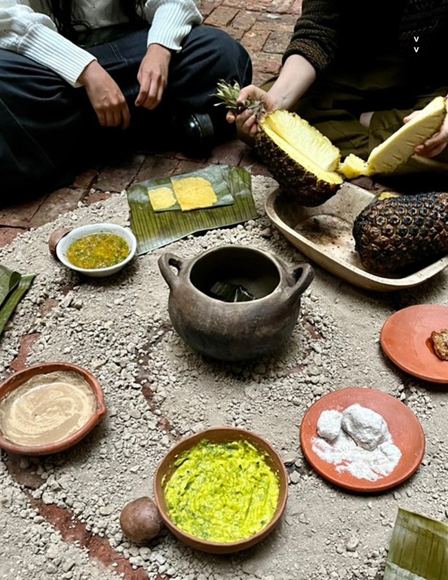 J&uacute;lia Farr&agrave;s, CristinaConsuegra y sus amigas Laura yManuela compartiendo los alimentosen Espacio Ode&oacute;n, 2024. Fotograf&iacute;ade Susana Vargas-Mej&iacute;a.