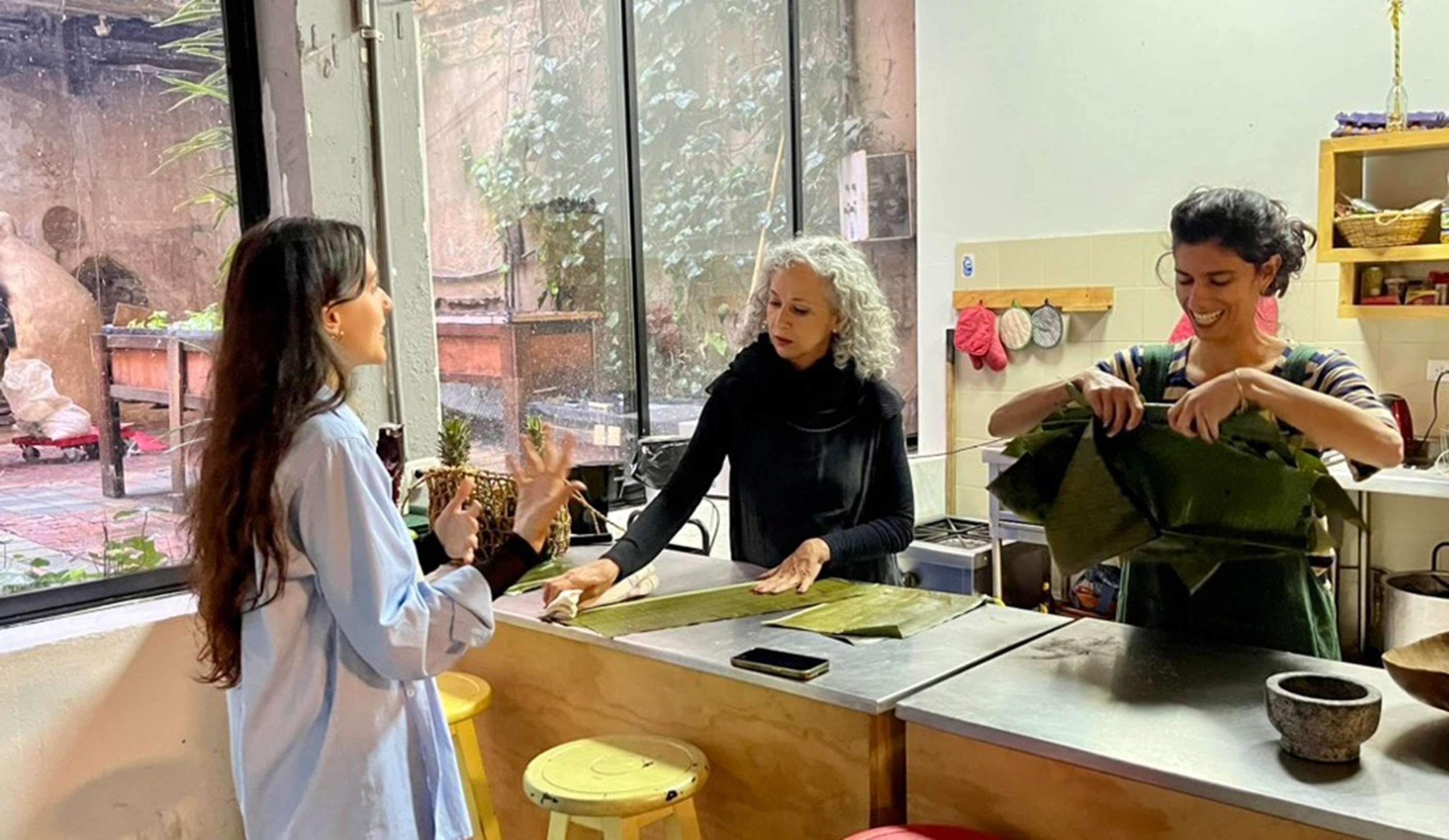 J&uacute;lia Farr&agrave;s, Luz Lizarazo y Cristina Consuegra conversando en
Espacio Ode&oacute;n, 2024, fotograf&iacute;a de Susana Vargas-Mej&iacute;a