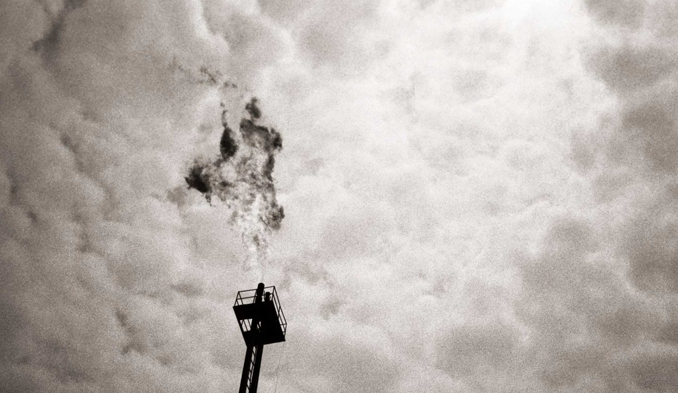 Combusti&oacute;n de
pozo petrol&iacute;fero en la regi&oacute;n de Lago Agrio (Ecuador)