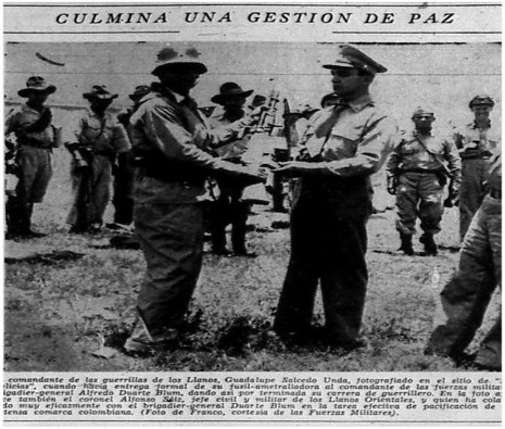 Guadalupe Salcedo (izquierda) entregando sus armas a oficiales de Rojas Pinilla.
