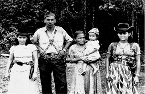Familia de Guadalupe Salcedo: compañera, madre e hijo. Aparece también Lucila Toro, compañera del teniente guerrillero Marco Antonio Torres.