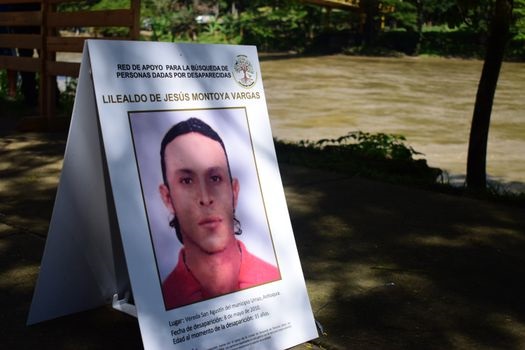 Las familias de las víctimas de la desaparición que le ofrecieron flores al río Cauca