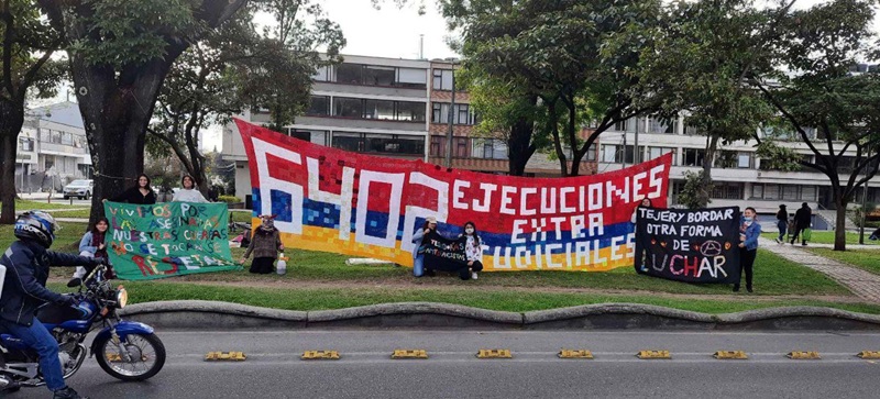Bandera [6402] presentada en Puntadas que Unen, juntanza
de arte textil de resistencia junto al Taller Diatriba, durante las
manifestaciones en septiembre de 2021. Parkway (Bogot&aacute;, Colombia)