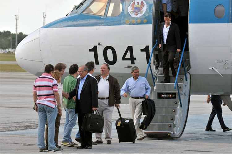Llegada del equipo negociador del gobierno colombiano a La Habana