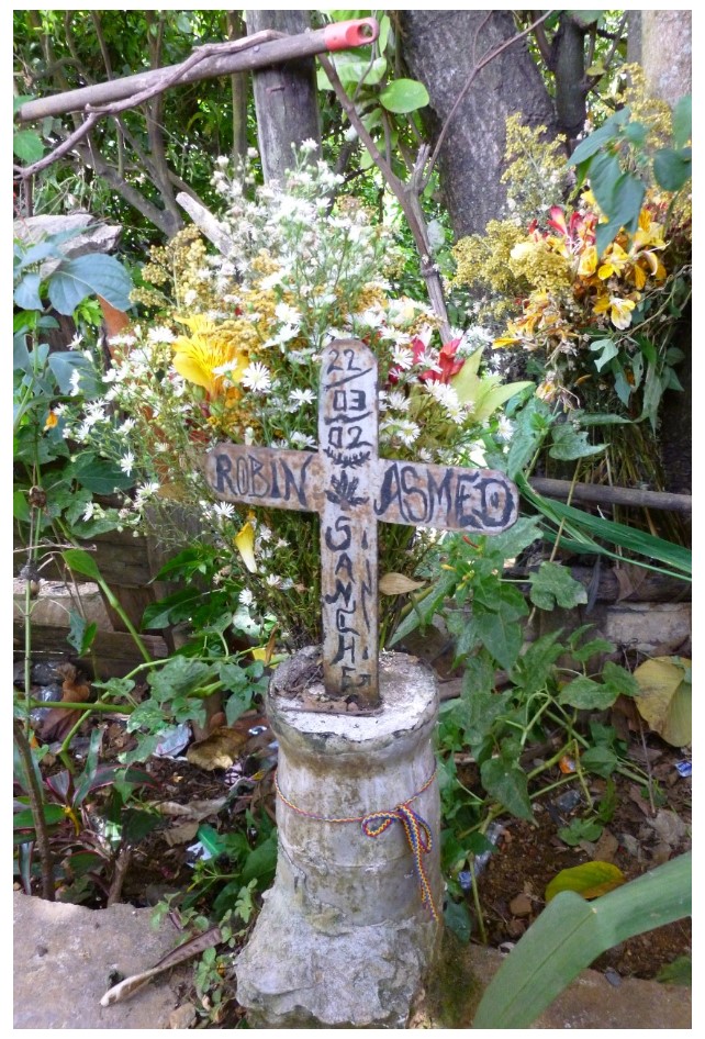 Altar espontáneo en el barrio La Libertad en homenaje a Pedro, asesinado por los paramilitares en el 2005